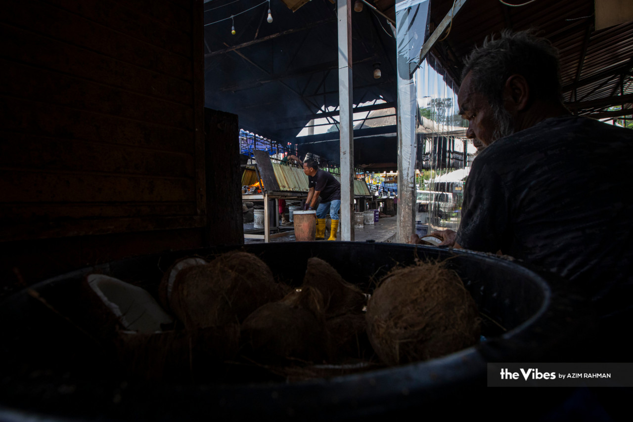 Buah kelapa sangat penting bagi membuat lemang kerana lemang yang bagus menggunakan santan segar tulen dan bukan santan instan