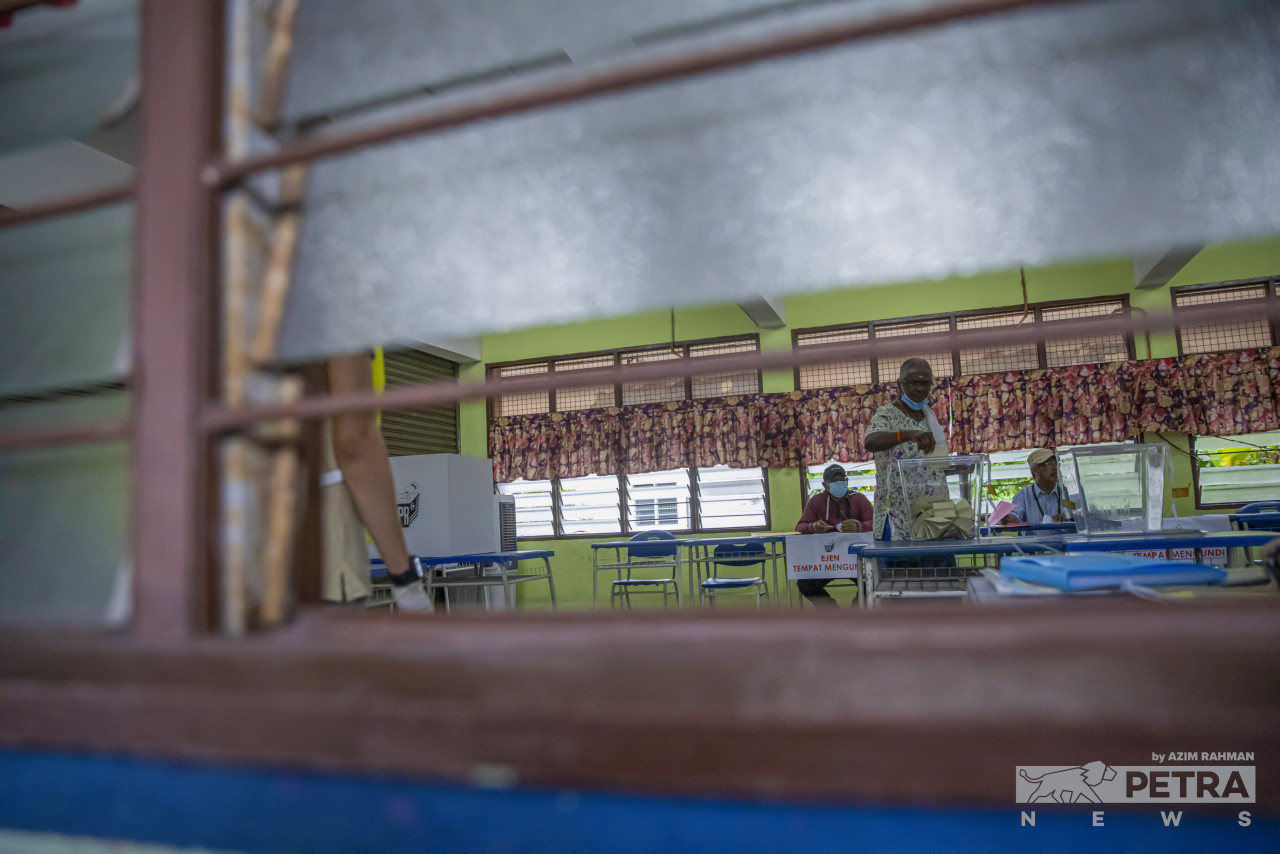 Salah satu saluran mengundi di SRA Dengkil - Gambar oleh Azim Rahman