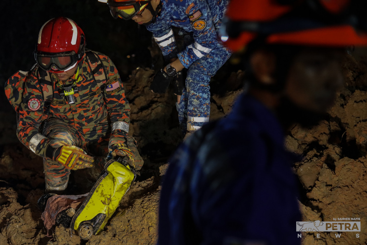 Sebuah bagasi kecil ditemui di tapak kejadian tanah runtuh. - Gambar oleh Sairien Nafis