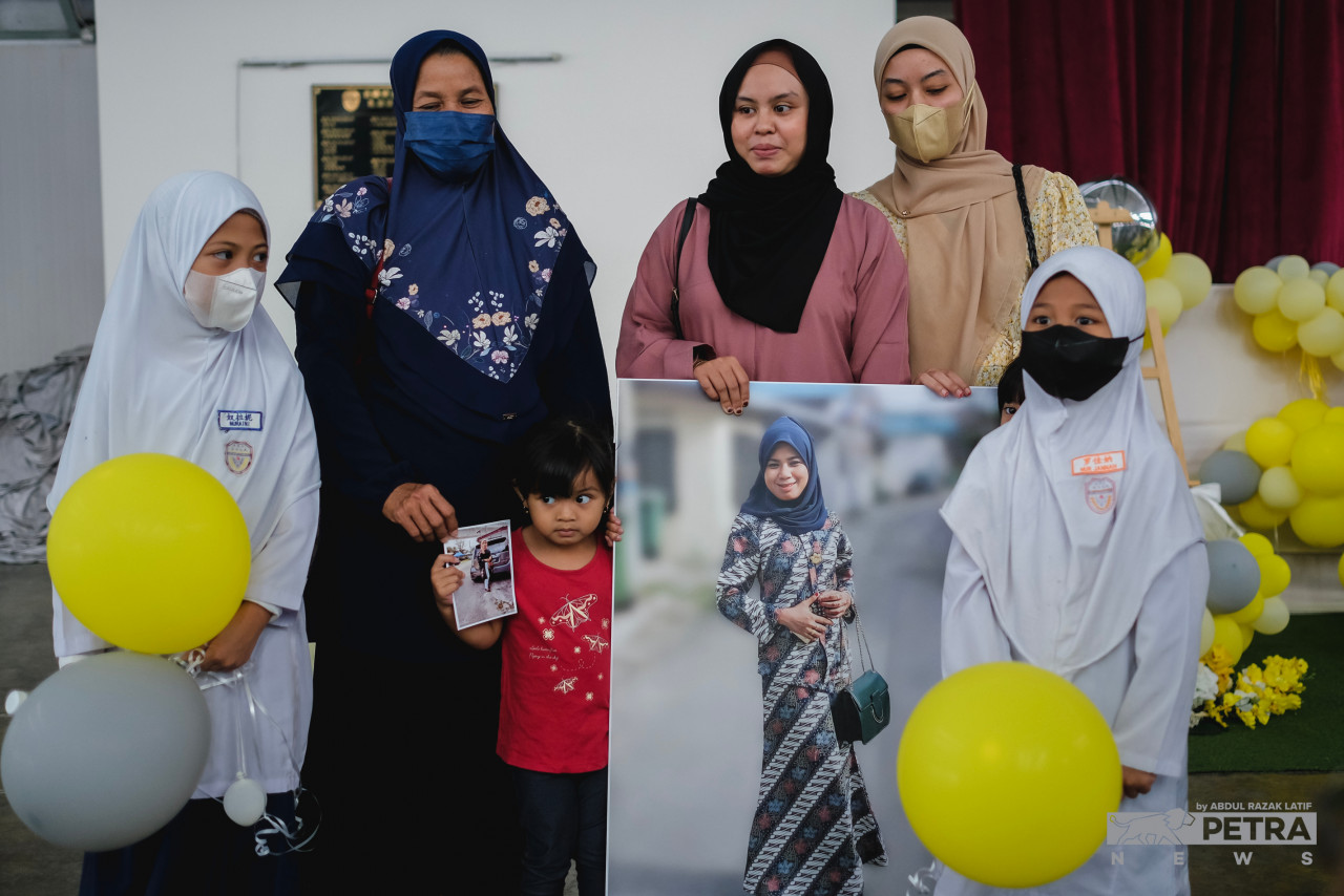 Keluarga Nurul Azwani Kamaruzaman, pekerja kantin sekolah ini yang menjadi salah seorang mangsa kejadian tanah runtuh 16 Disember lalu