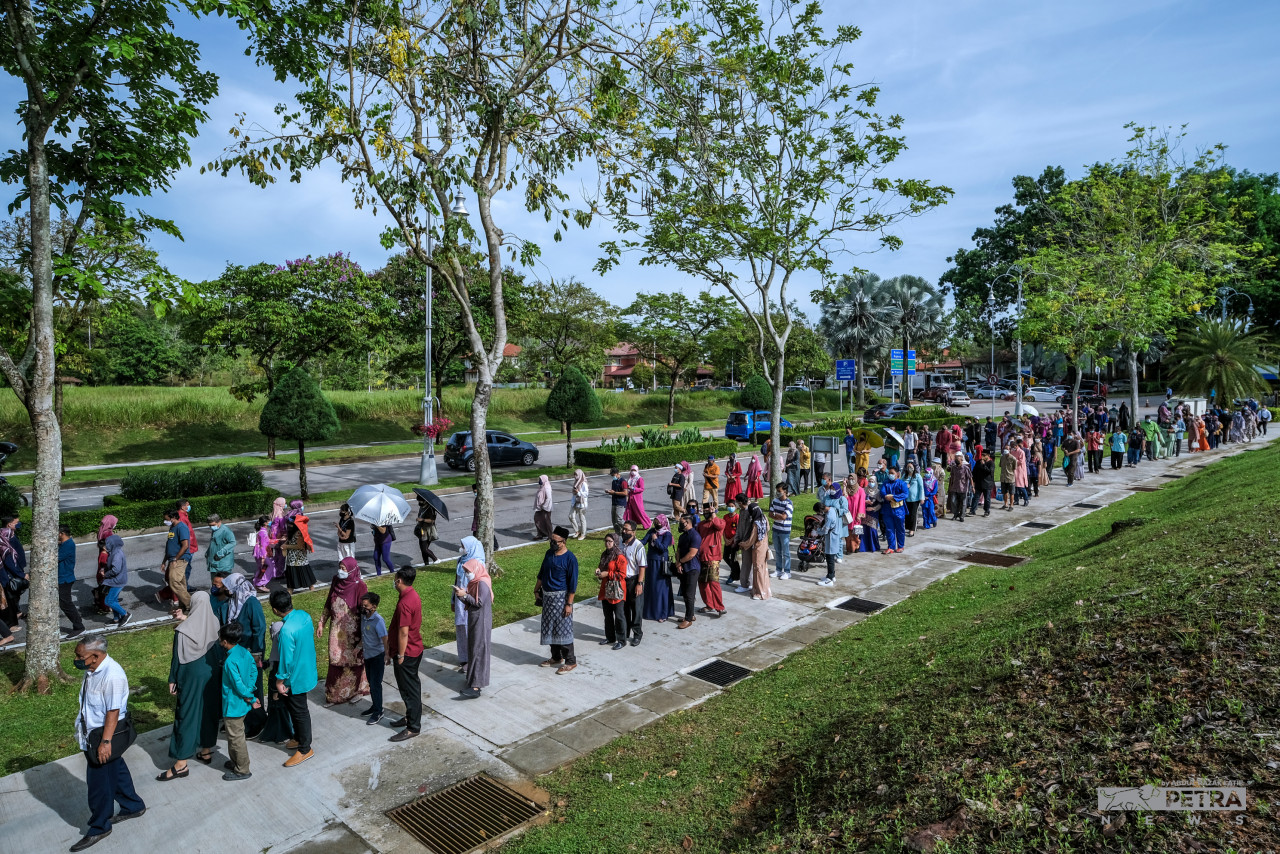 Orang ramai beratur seawal 7.30 pagi untuk menghadiri Majlis Rumah Terbuka Hari Raya Aidilfitri Perdana Menteri dan Jemaah Menteri 2022. - Gambar oleh Abdul Razak Latif