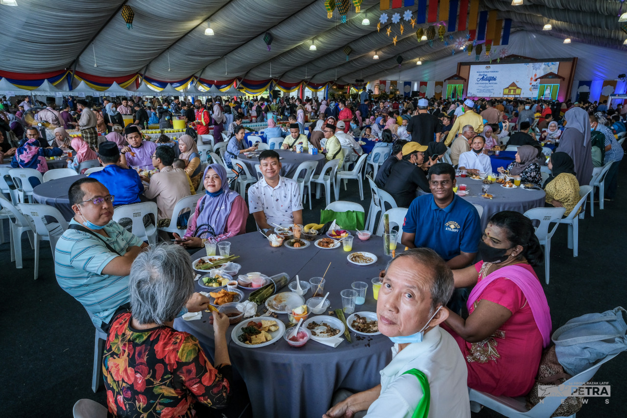 Antara orang ramai dari pelbagai kaum yang hadir ke Majlis Rumah Terbuka Hari Raya Aidilfitri Perdana Menteri dan Jemaah Menteri 2022. - Gambar oleh Abdul Razak Latif