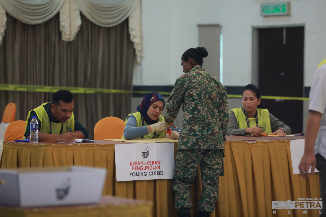 Proses mengundi di 91 Depot Bekalan Pusat Kor Perkhidmatan Diraja, Batu Caves, Selangor. gambar Nooreeza Hashim
