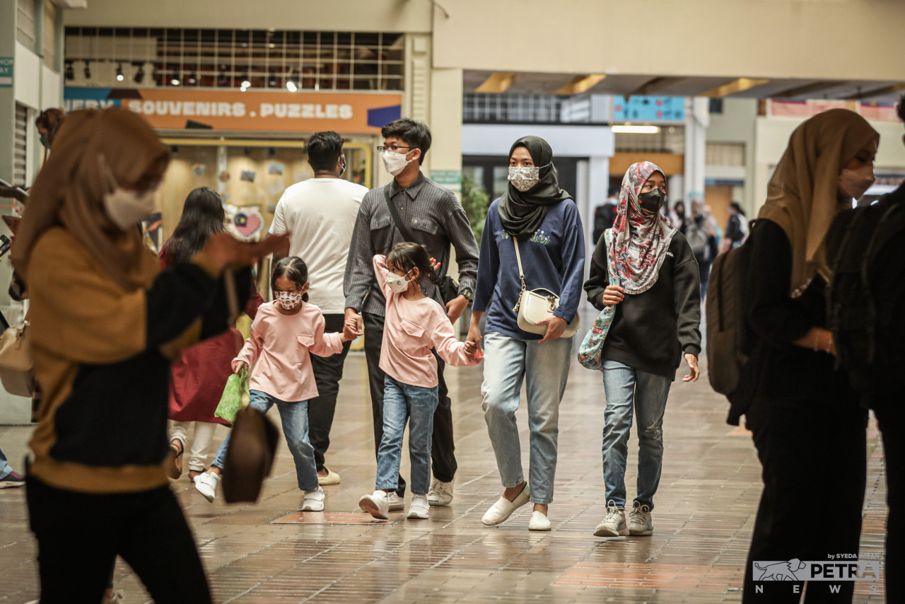 Memakai pelitup muka di tempat sesak merupakan antara langkah berjaga-jaga secara kendiri yang perlu diteruskan oleh orang ramai. - Gambar oleh Syeda Imran
