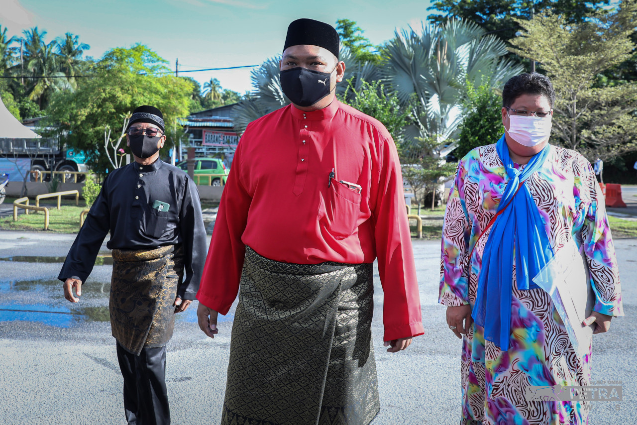Calon PH Mohamad Asri ibrahim tiba di pusat pencalonan DUN Lendu. - Gambar oleh Alif Omar
