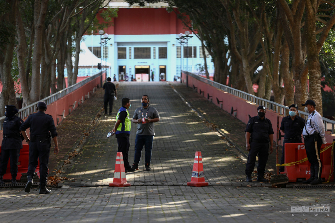 Larangan berkumpul yang dikenakan sebagai SOP hari penamaan calon menyaksikan tidak ramai penyokong berhimpun di pusat penamaan calon. - Gambar oleh Azim Rahman