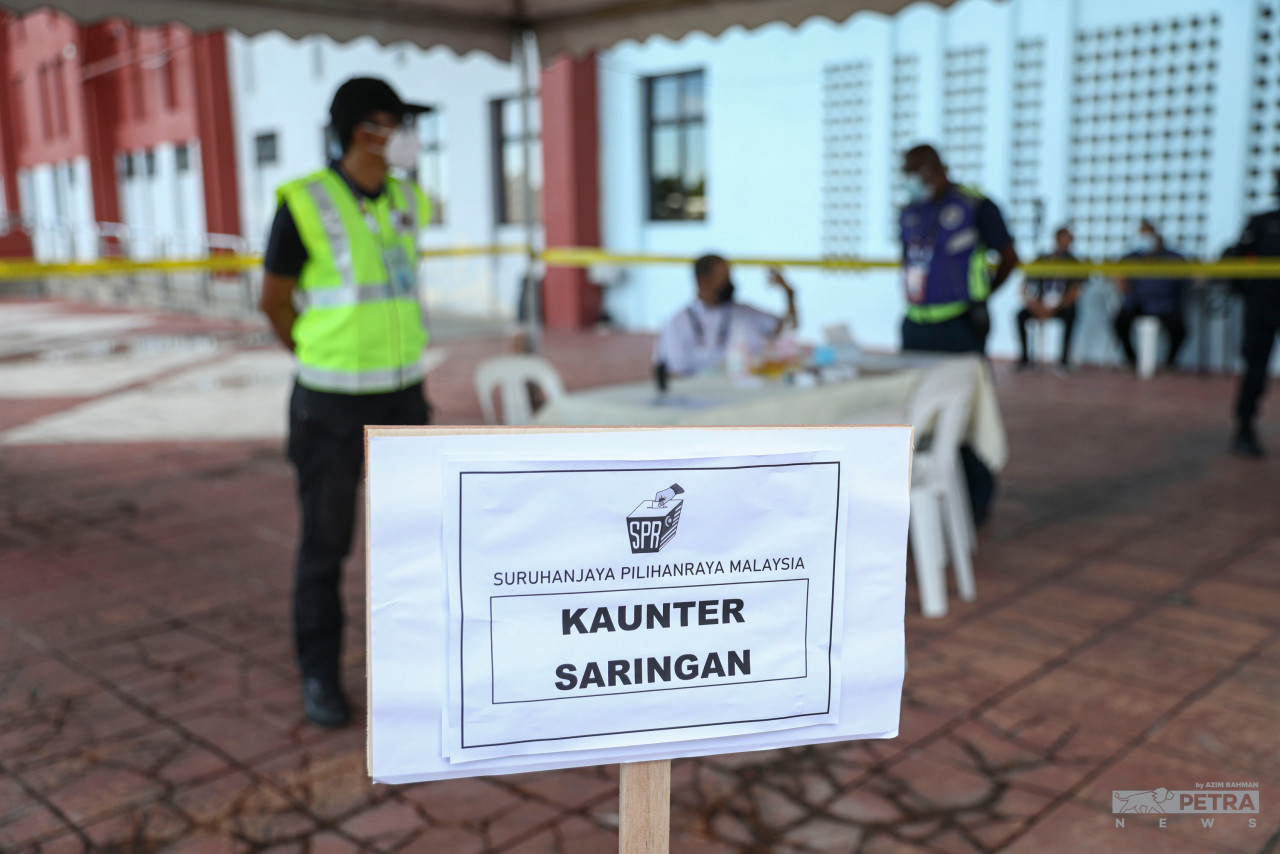 Kawasan saringan COVID-19 disediakan di pusat penamaan calon Paya Rumput. - Gambar oleh Azim Rahman