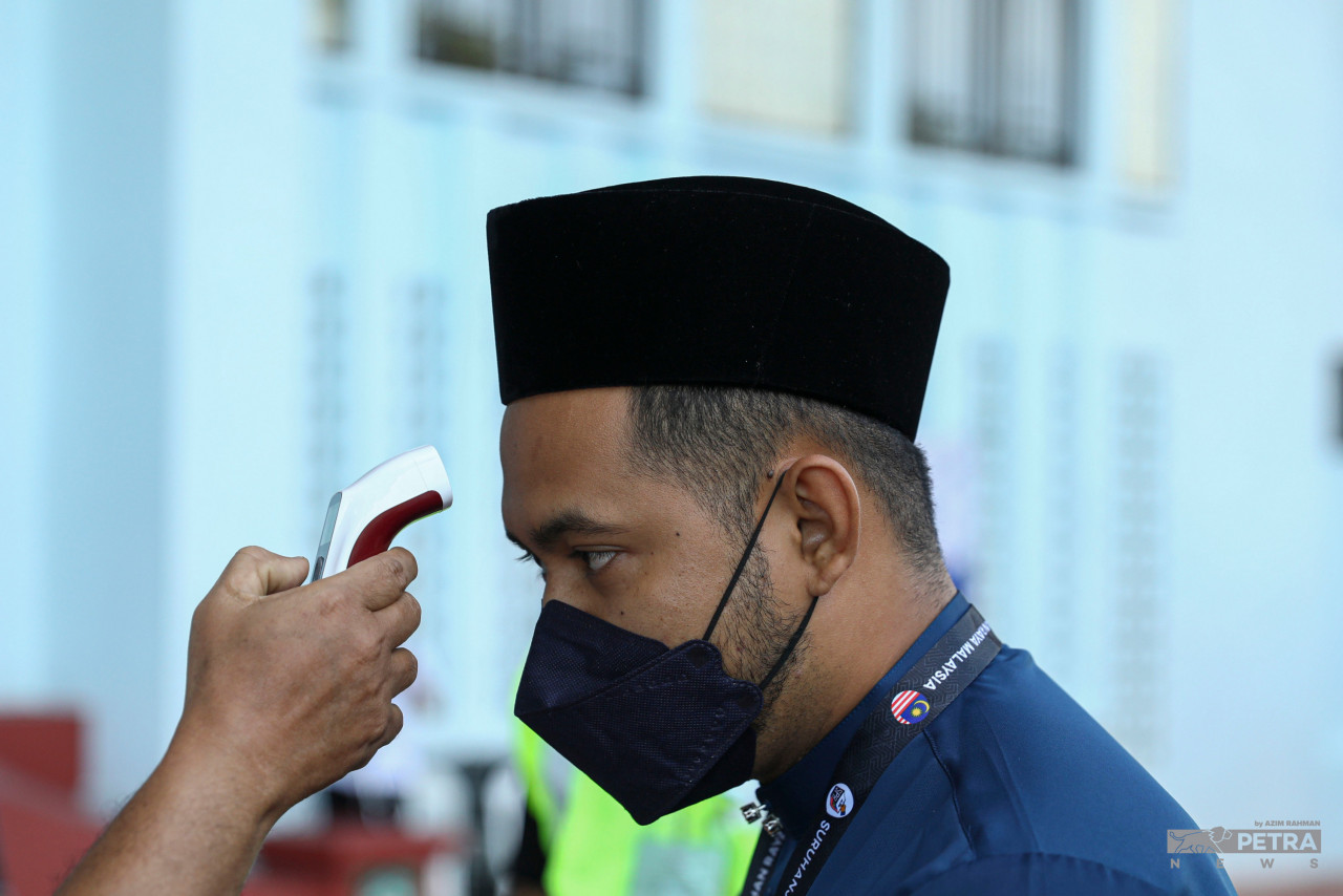 Calon perlu mengikuti prosedur operasi standard yang ketat sebelum dibenarkan masuk ke pusat pencalonan. - Gambar oleh Azim Rahman