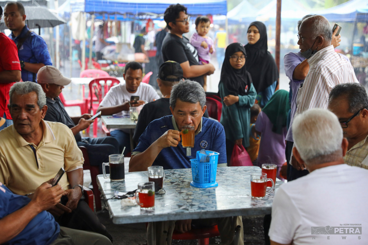 Mohamad sempat minum bersama pengunjung di Pasar Malam Taman Tuanku Jaafar. - Gambar oleh Azim Rahman