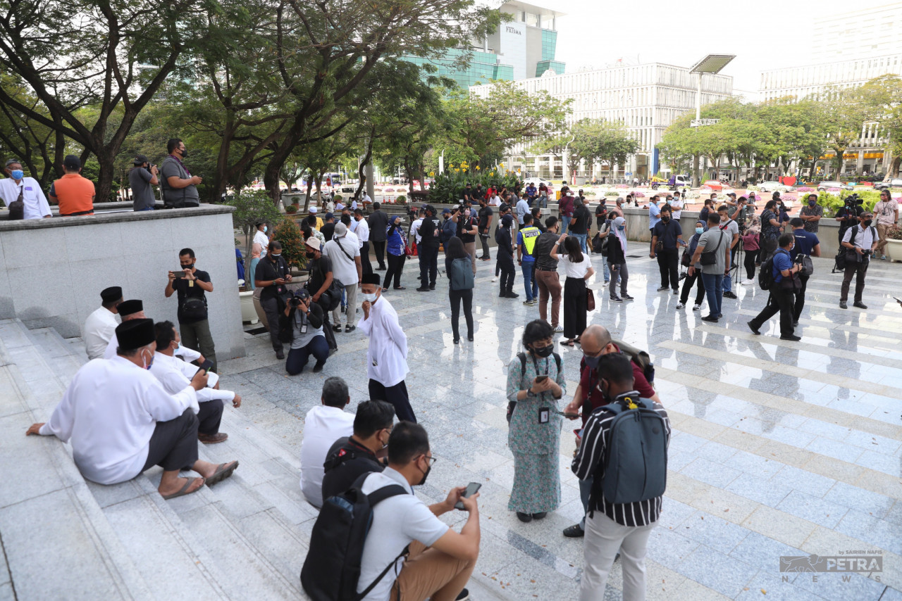 Penyokong Najib berkumpul di perkarangan Mahkamah Rayuan memberi sokongan kepada bekas perdana menteri itu. - Gambar oleh Sairien Nafis