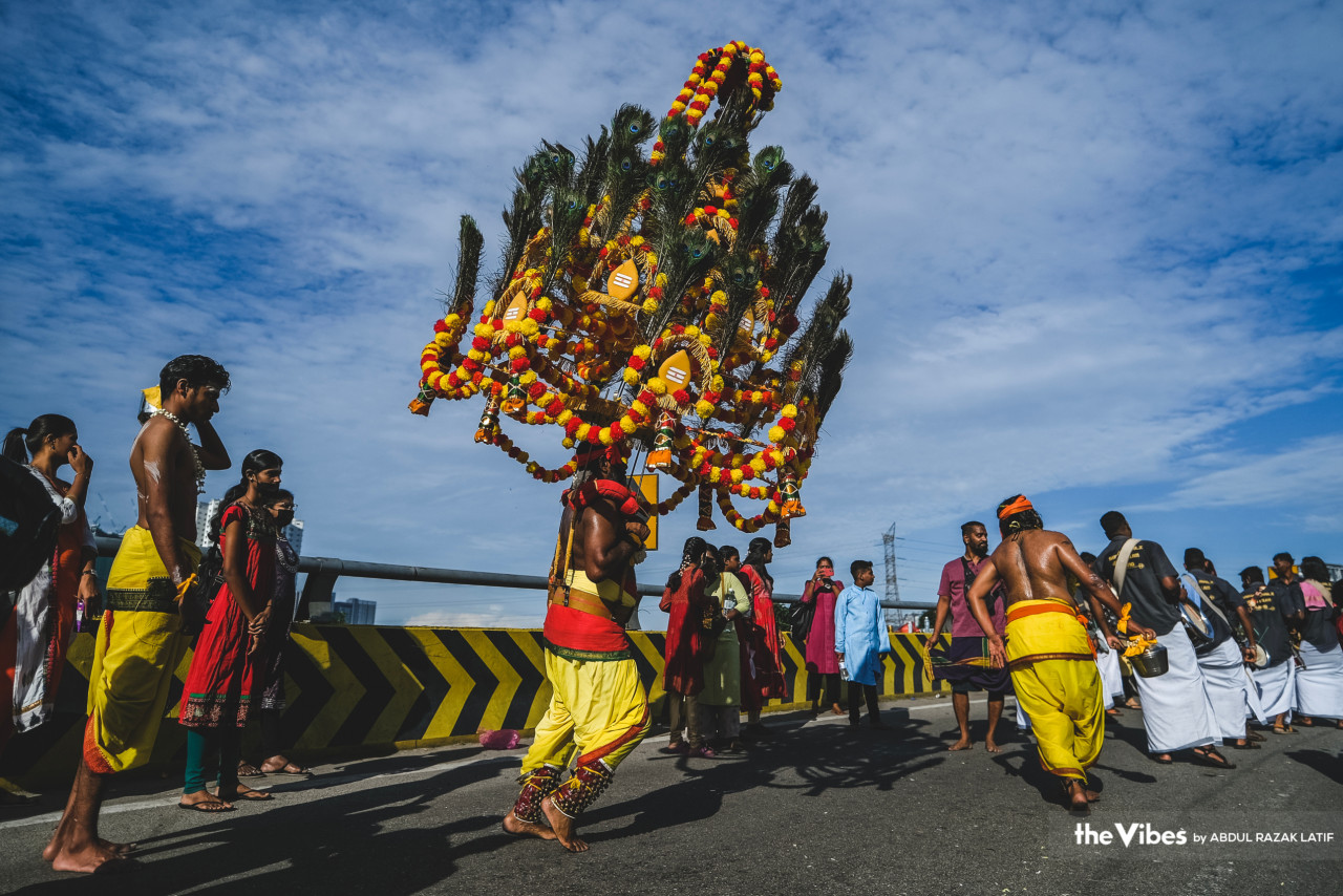 Penganut-penganut Hindu membawa kavadi berarak ke Kuil Sri Subramaniar Swamy Batu Caves