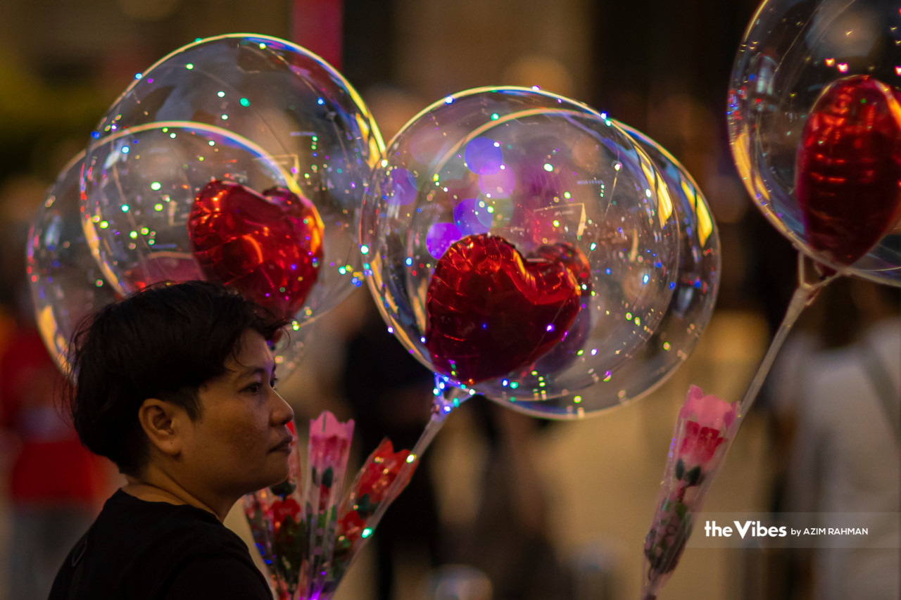 Tidak cukup dengan hadiah bunga, ada juga belon bentuk hati dihiasi kelip-kelipan