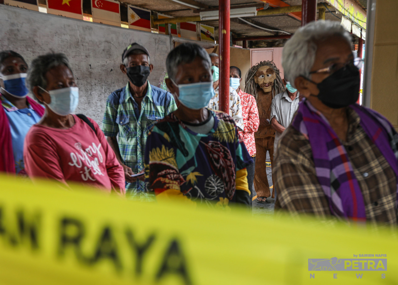 Pelbagai gaya keluar mengundi di SK Sungai Bumbun (A), Pulau Carey - Gambar oleh Sairien Nafis