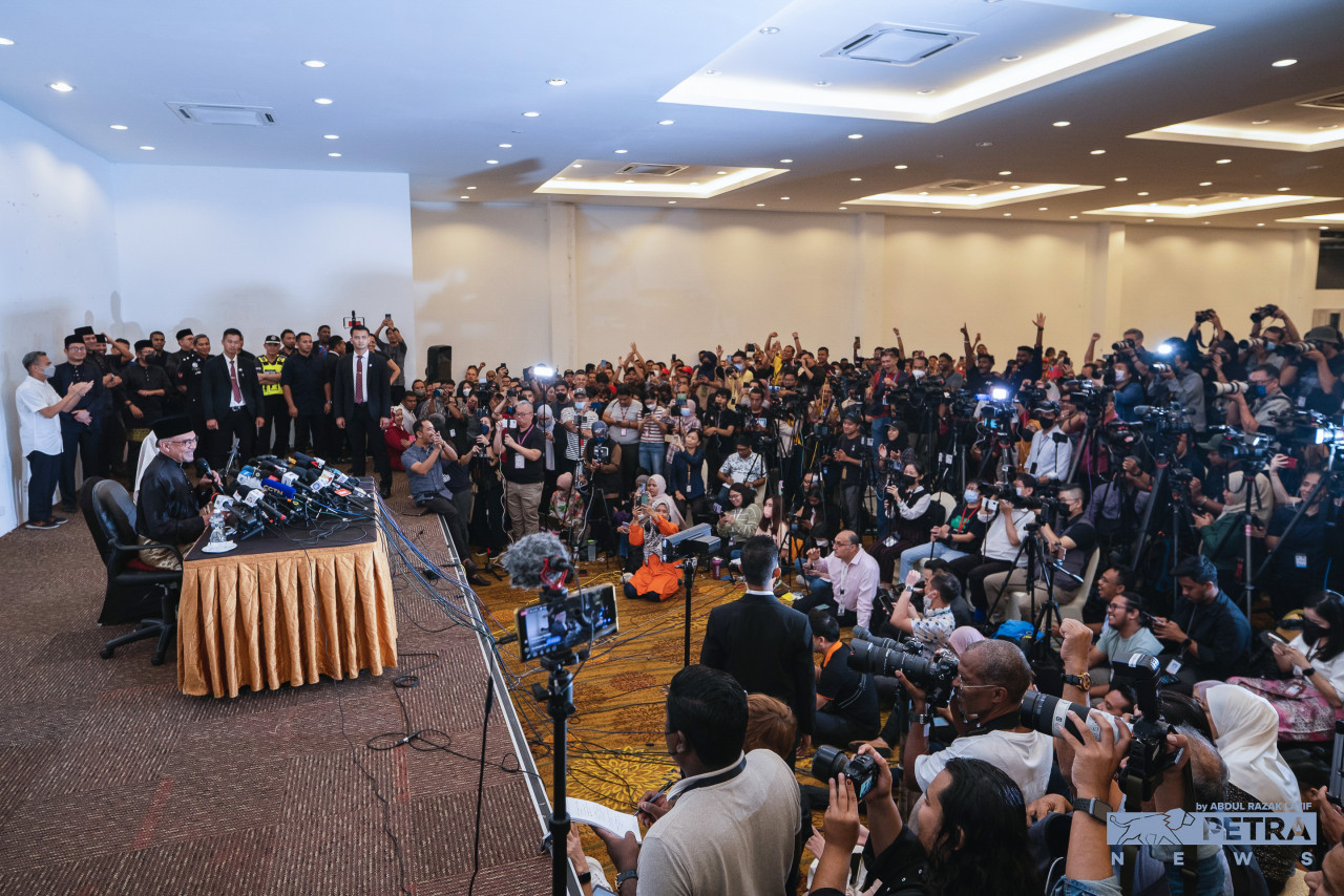 Anwar Ibrahim dan para petugas media di Sidang Media malam tadi - Gambar oleh Abdul Razak Latif