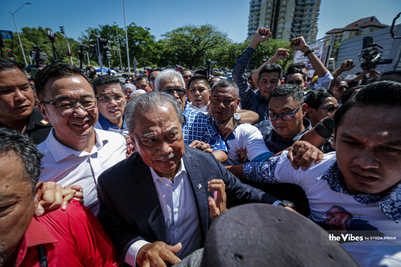 Muhyiddin  diperintah menghadirkan diri ke ibu pejabat SPRM dan perkara itu disahkan Pengerusi Perikatan Nasional (PN) itu di Facebook, semalam. - Gambar oleh Syeda Imran