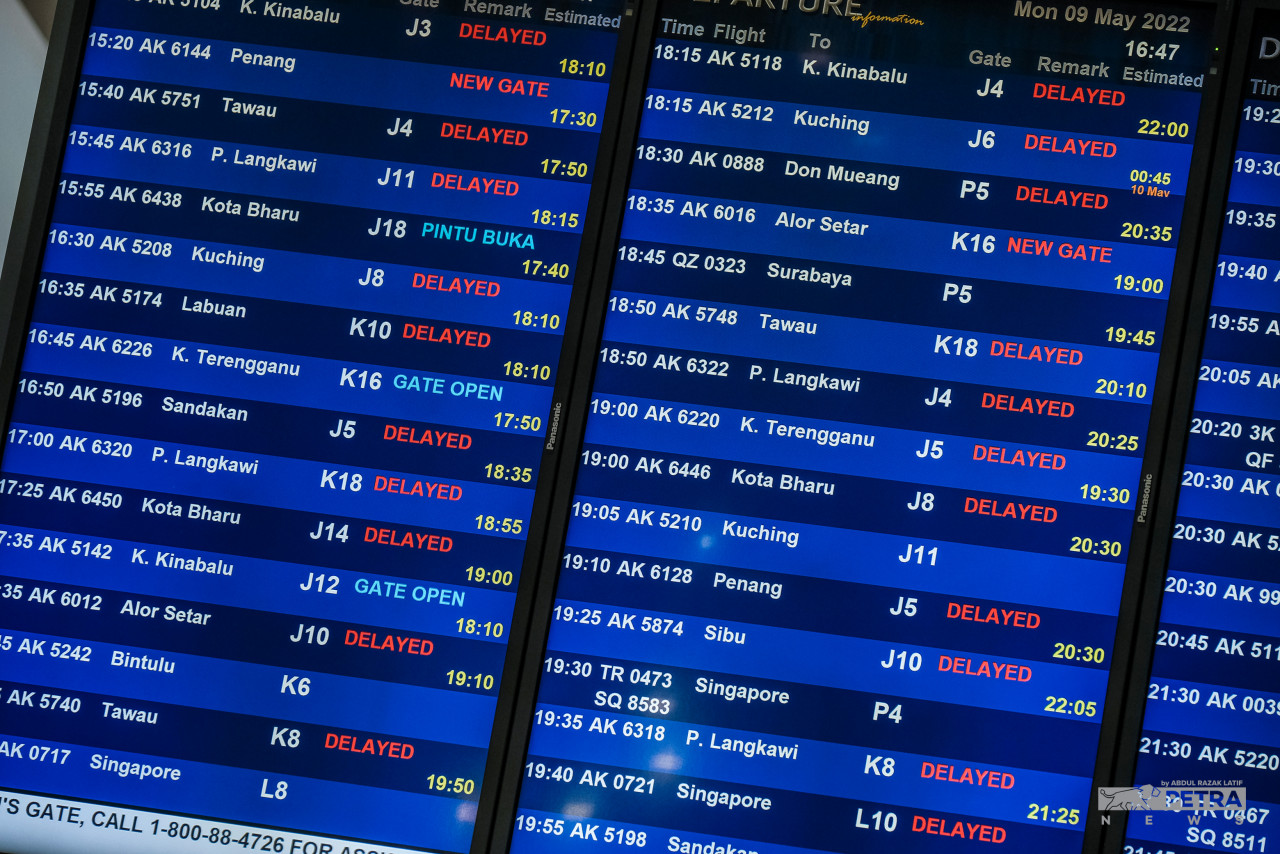 Paparan informasi yang menunjukkan kelewatan jadual penerbangan di KLIA2. - Gambar oleh Abdul Razak Latif