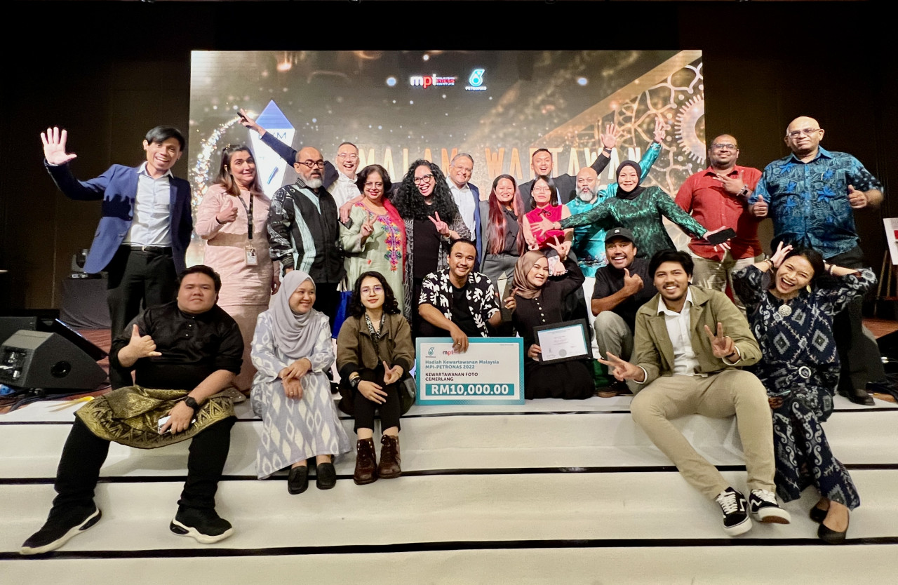 Pasukan The Vibes yang turut hadir di acara malam tadi