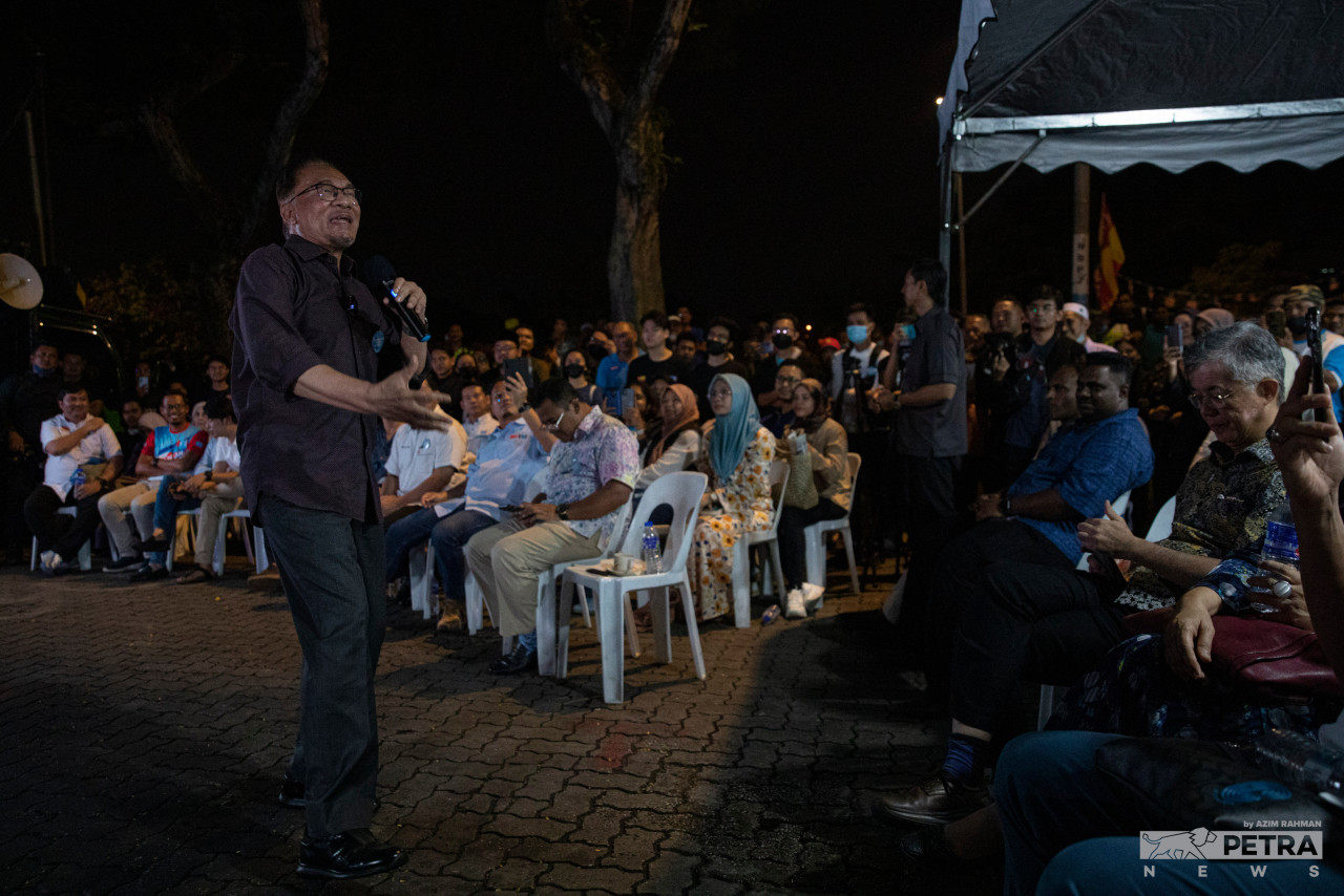 Presiden PKR, Datuk Seri Anwar Ibrahim ketika mengadakan ceramah Angkatan Muda Keadilan (AMK) baru-baru ini. - Gambar oleh Azim Rahman