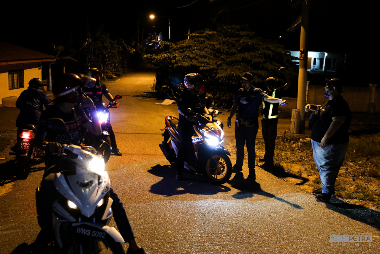 Anggota polis meminta petugas jentera parti bersurai kerana tidak mematuhi SOP yang ditetapkan iaitu berkumpul melebihi jumlah yang dibenarkan.