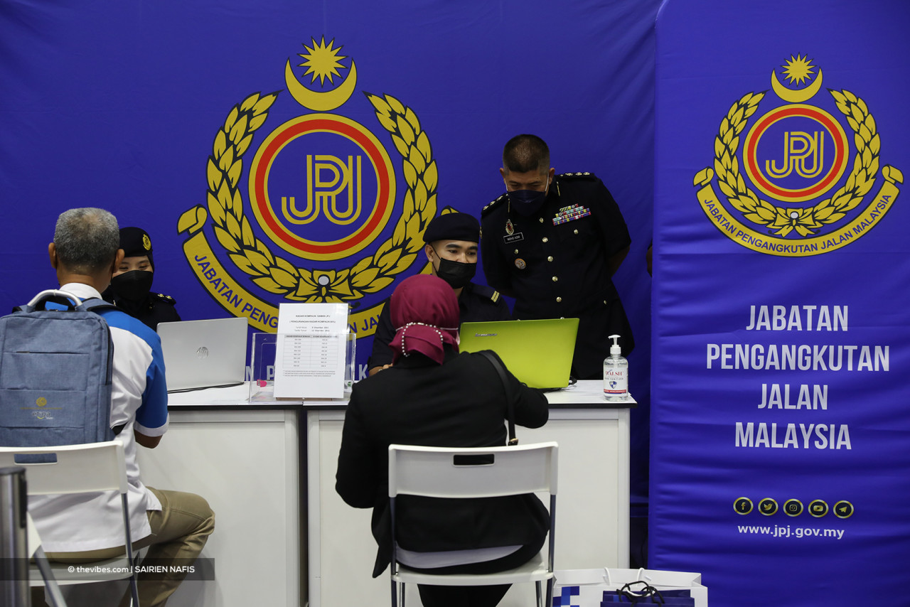 Proses pindah milik perlu dilakukan di pejabat JPJ. - Gambar oleh Sairien Nafis