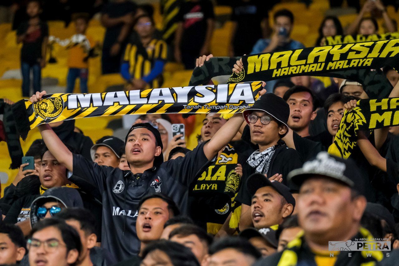 Penyokong Harimau Malaya hadir memberi sokongan padu. - Gambar oleh Abdul Latif Razak