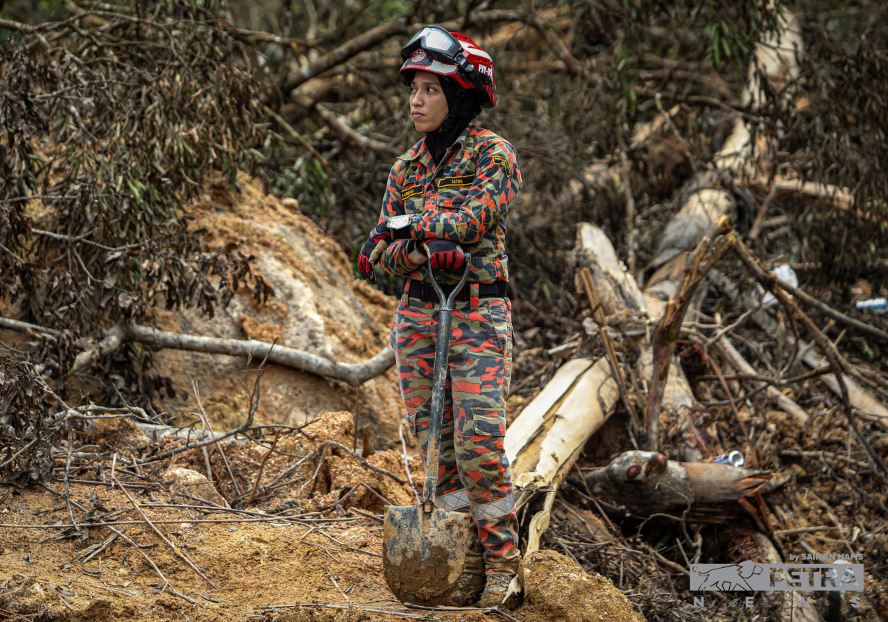 Pekerja penyelamat bersatu tak kira umur atau jantina dalam misi mencari dan menyelamat mangsa tragedi tanah runtuh di Father’s Organic Farm. - Gambar oleh Sairien Nafis