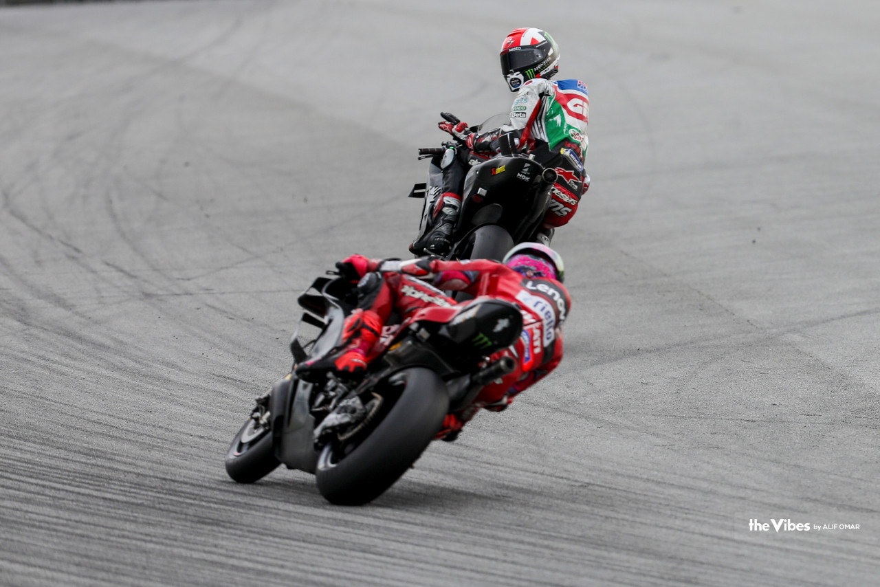 Alex Rins daripada pasukan LCR Honda Castrol mendahului Francesco Bagnaia
