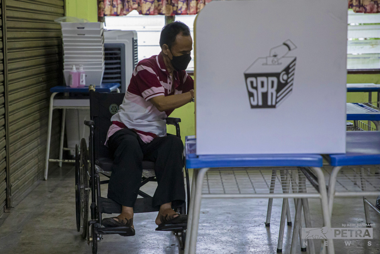 Tiada diskriminasi. SPR memastikan proses mengundi mudah untuk semua golongan - Gambar oleh Azim Rahman