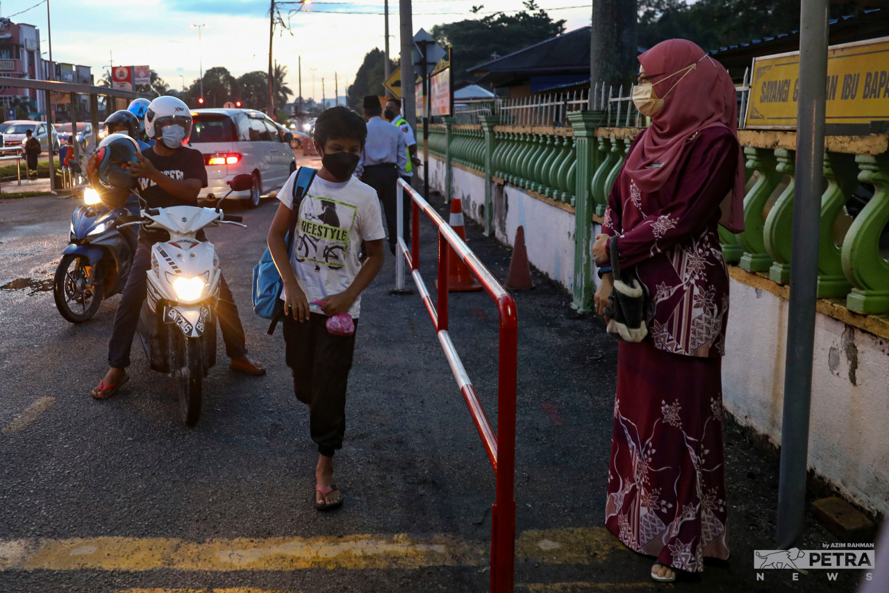 Pelajar sekolah yang terlibat banjir dibenarkan memakai pakaian yang bersesuaian ketika hadir ke sekolah SK Dengkil, Sepang. - Gambar Azim Abd Rahman