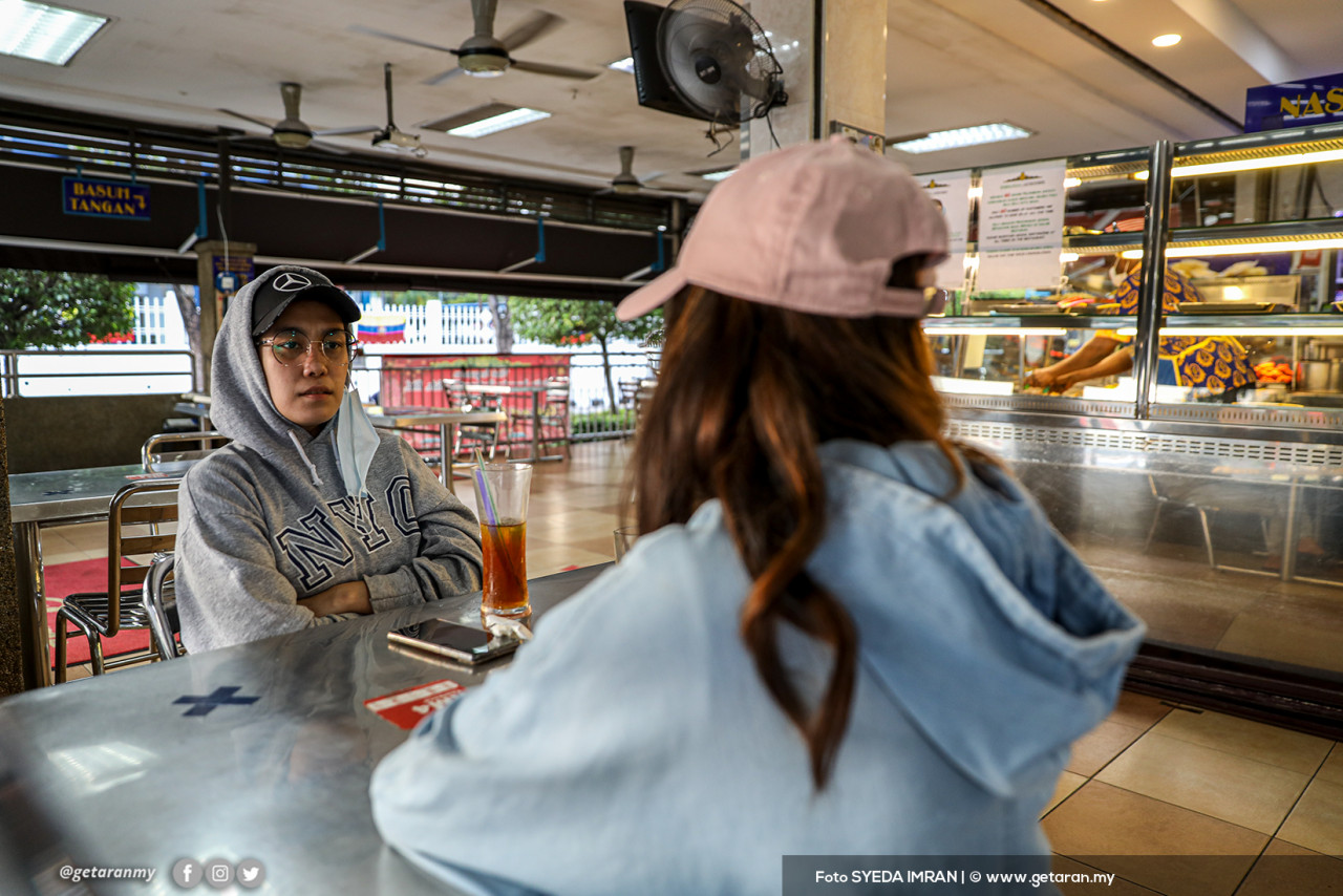 Pelanggan Restoran Pelita Desa Sri Hartamas mengikut SOP di kedai makan itu.