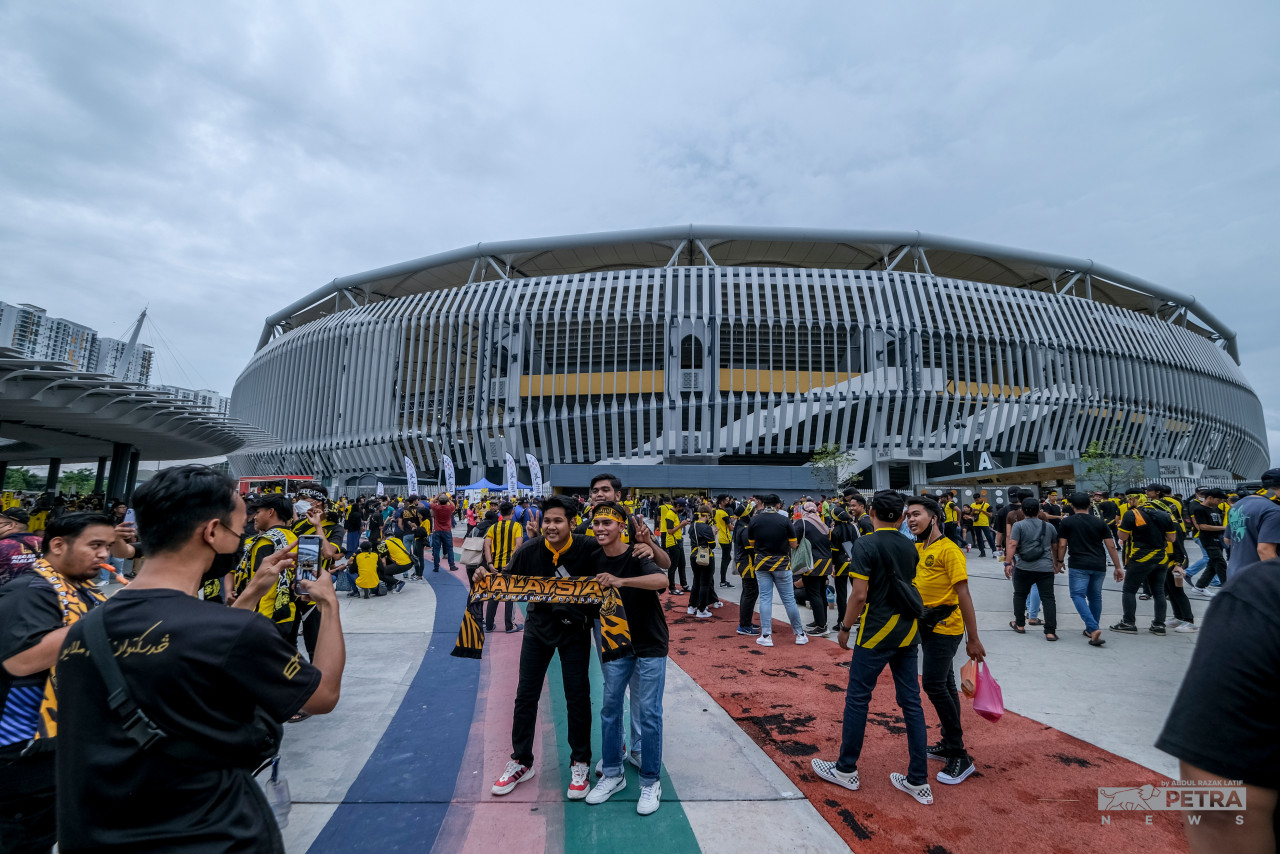Peminat telah membanjiri stadium sejak 4 petang lagi.
