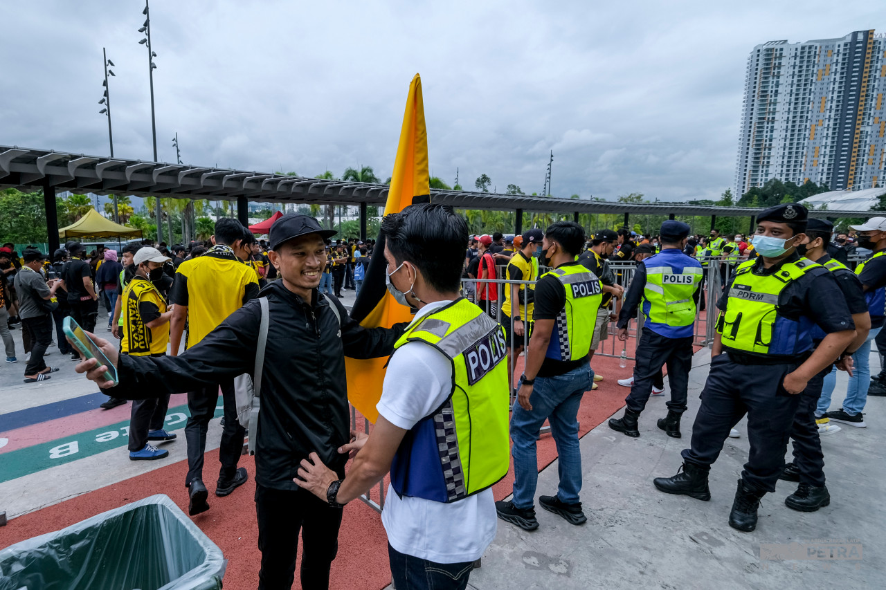 Anggota polis melakukan pemeriksaan ke atas penyokong sebelum memasuki stadium.