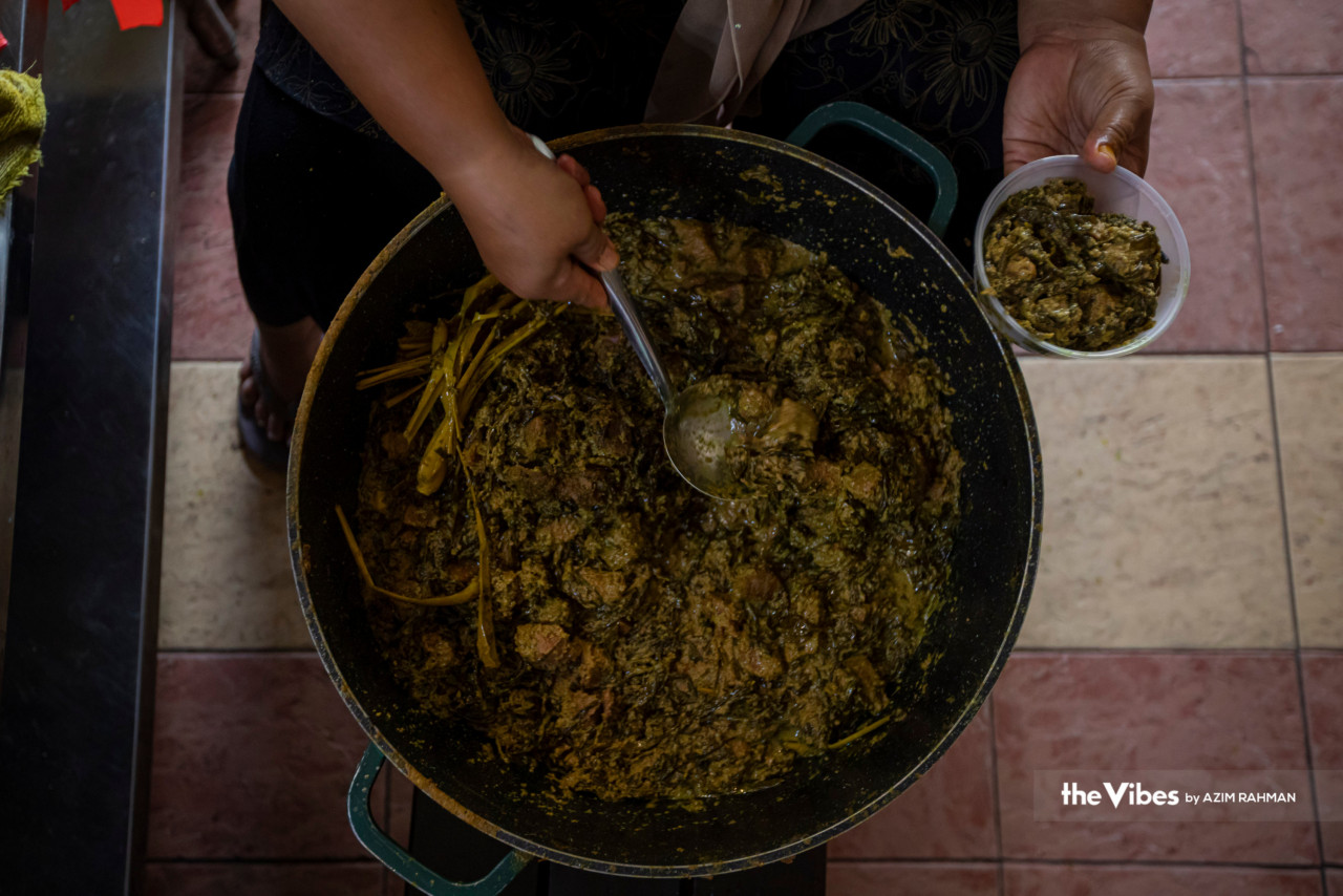 Selain lemang daun lerek, terdapat juga rendang daging pucuk ubi yang dijual di gerai ini