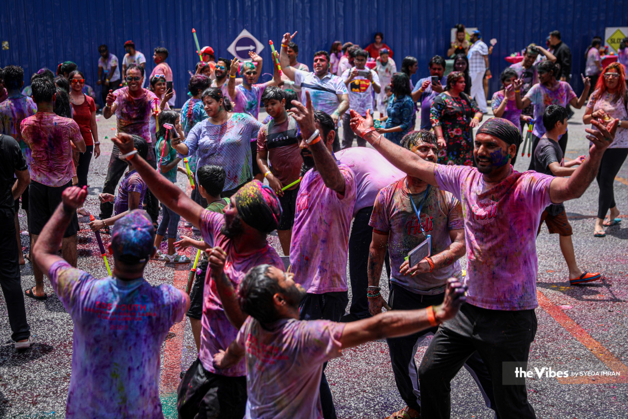 Tahukah anda, sambutan Holi di kuil ini pada 2016 mendapat tempat di Malaysia Book of Records kerana berjaya menarik kehadiran 6,500 orang dari 45 negara 