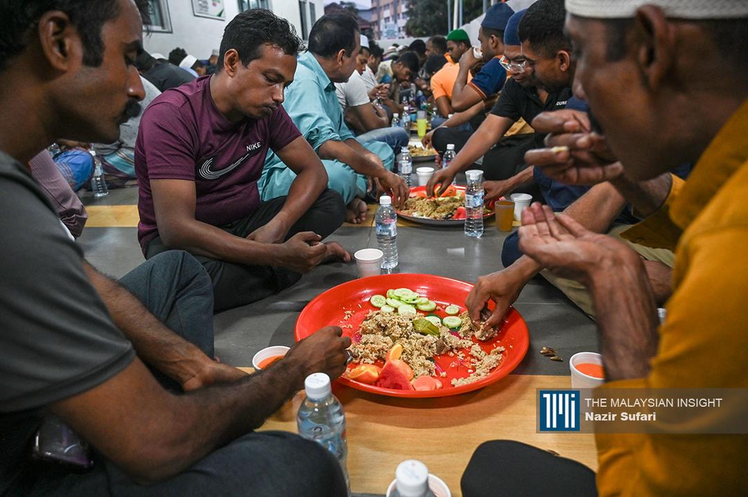 Kumpulan pekerja Bangladesh ini asyik menikmati juadah berbuka puasa di Masjid Al Azim, Nilai, Negeri Sembilan