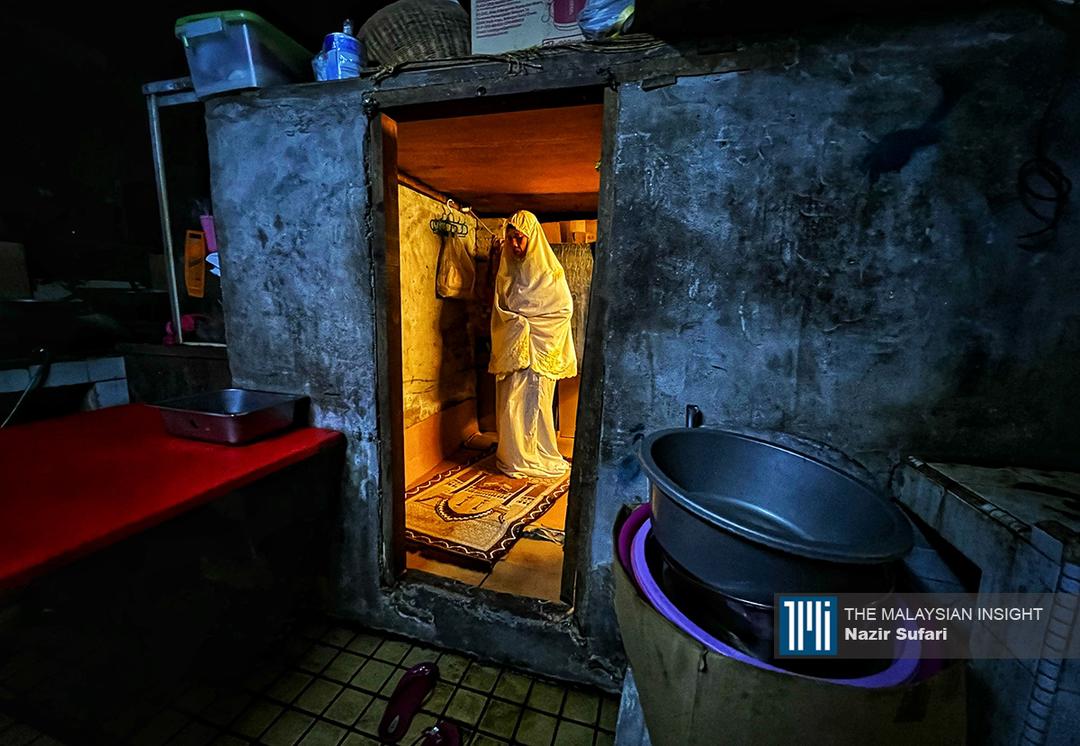 Walaupun sedang bekerja, kewajipan beribadah tidak dilupakan. Wanita ini menunaikan solat di bahagian dapur sebuah restoran di Kampung Baru