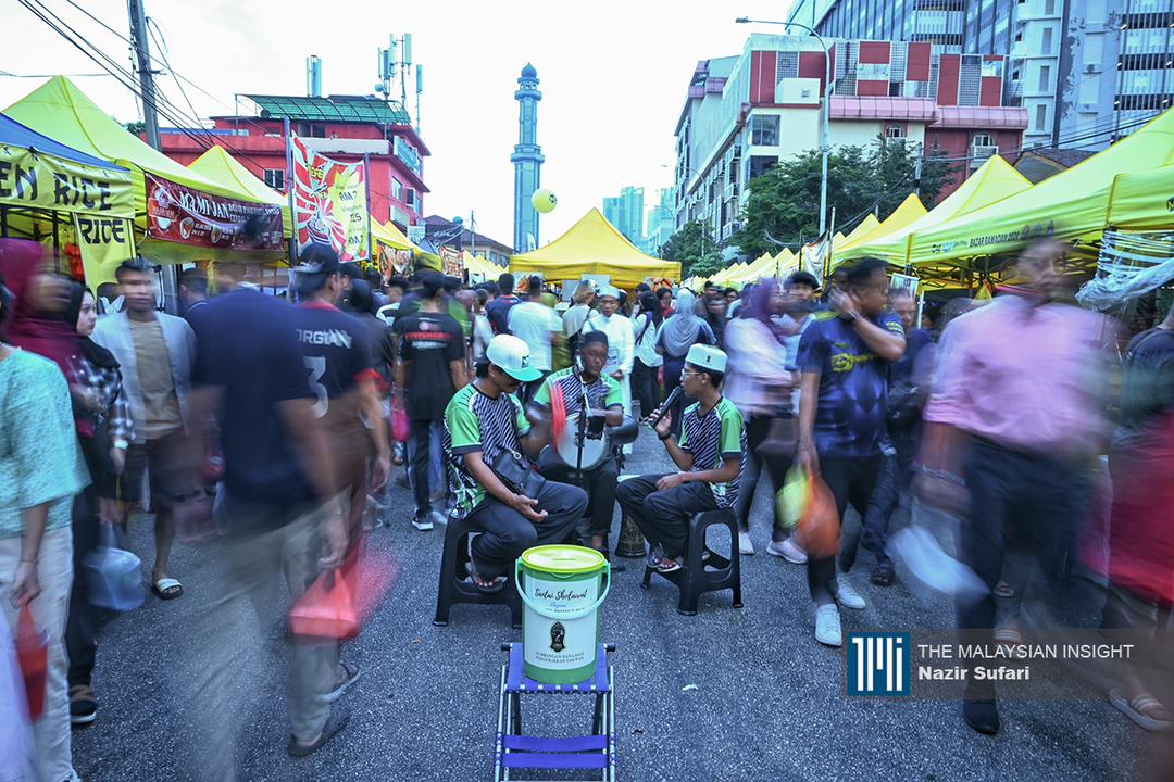 Kumpulan nasyid ini dilihat sedang mendendangkan seleksi lagu nasyid di Bazar Ramadan Kampung Baru