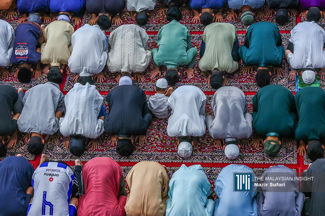 Kanak-kanak lelaki ini sabar menanti bapanya selesai menunaikan solat Tarawih di Masjid Wilayah