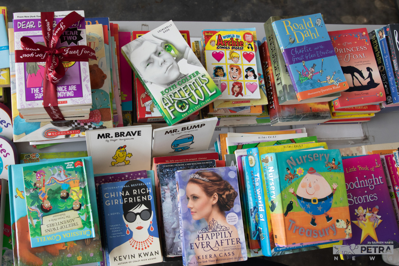 Menerusi perpustakaan mikro, setiap keluarga berpeluang membaca pelbagai jenis buku, yang akan diedarkan mengikut giliran. - Gambar oleh Sairien Nafis