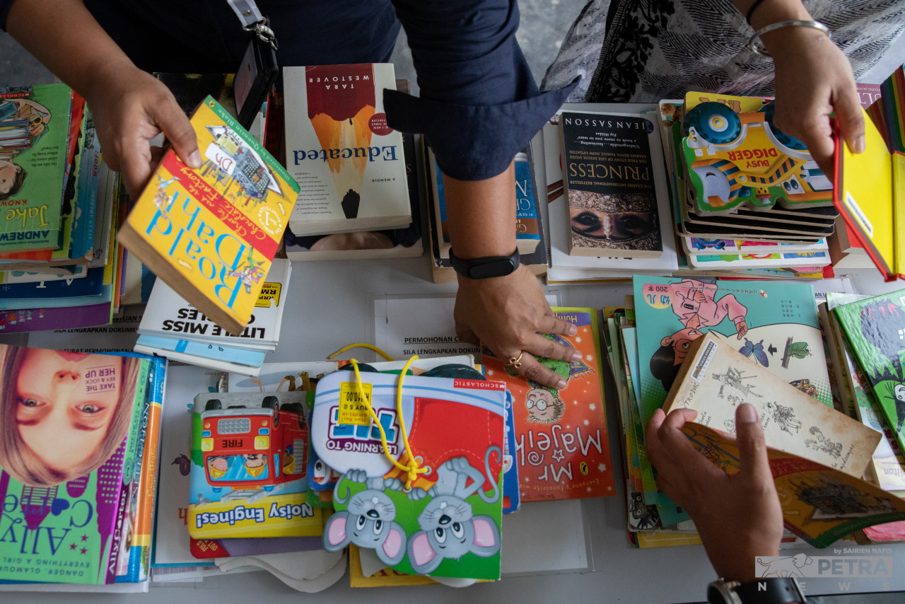 Antara buku yang didermakan oleh Yayasan Vinod Sekhar. - Gambar oleh Sairien Nafis