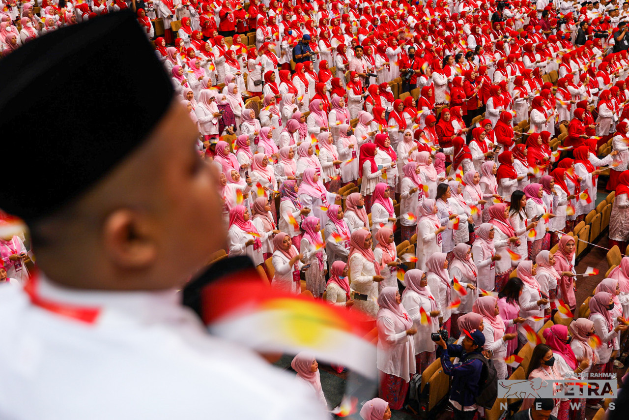 Namun, ada juga penganalisis politik berpendapat, tindakan rakus Ahmad Zahid memecat Khairy dan Noh serta menggantung empat yang lain hanya akan ‘meruntuhkan’ UMNO - Gambar Fail