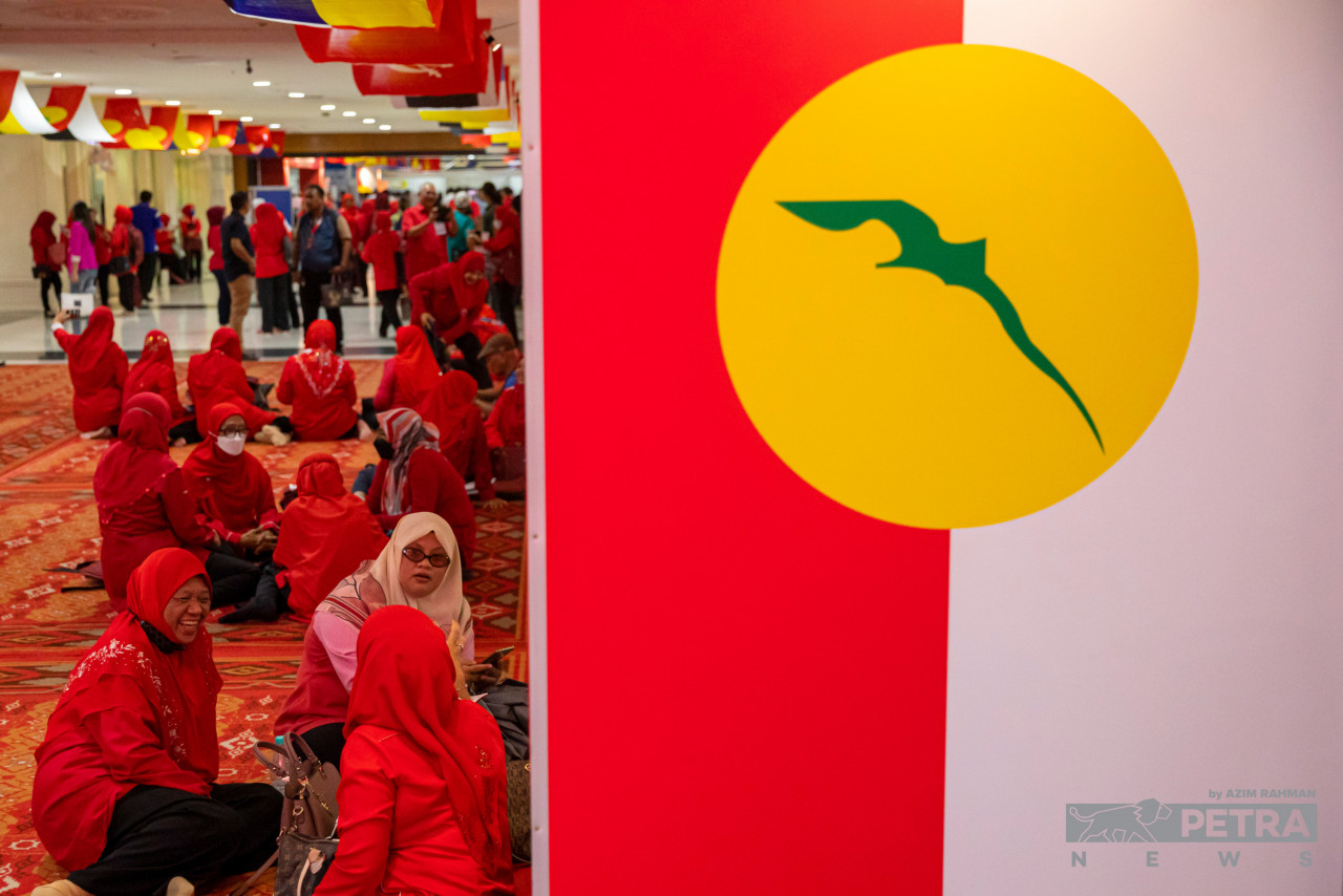 Muhyiddin juga menegaskan, UMNO kini hanyalah komponen minoriti dalam pakatan politik yang didominasi PH, manakala demokrasi juga hampir mati dalam parti apabila ia tidak membenarkan dua jawatan teratas dipertandingkan - Gambar Fail