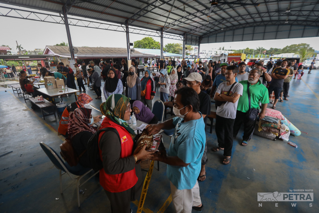 Di Selangor, jumlah mangsa yang ditempatkan di lapan PPS di sekitar daerah Klang dan Kuala Selangor menurun kepada 803 mangsa daripada 190 keluarga berbanding seramai 890 mangsa daripada 212 keluarga semalam - Gambar Hiasan