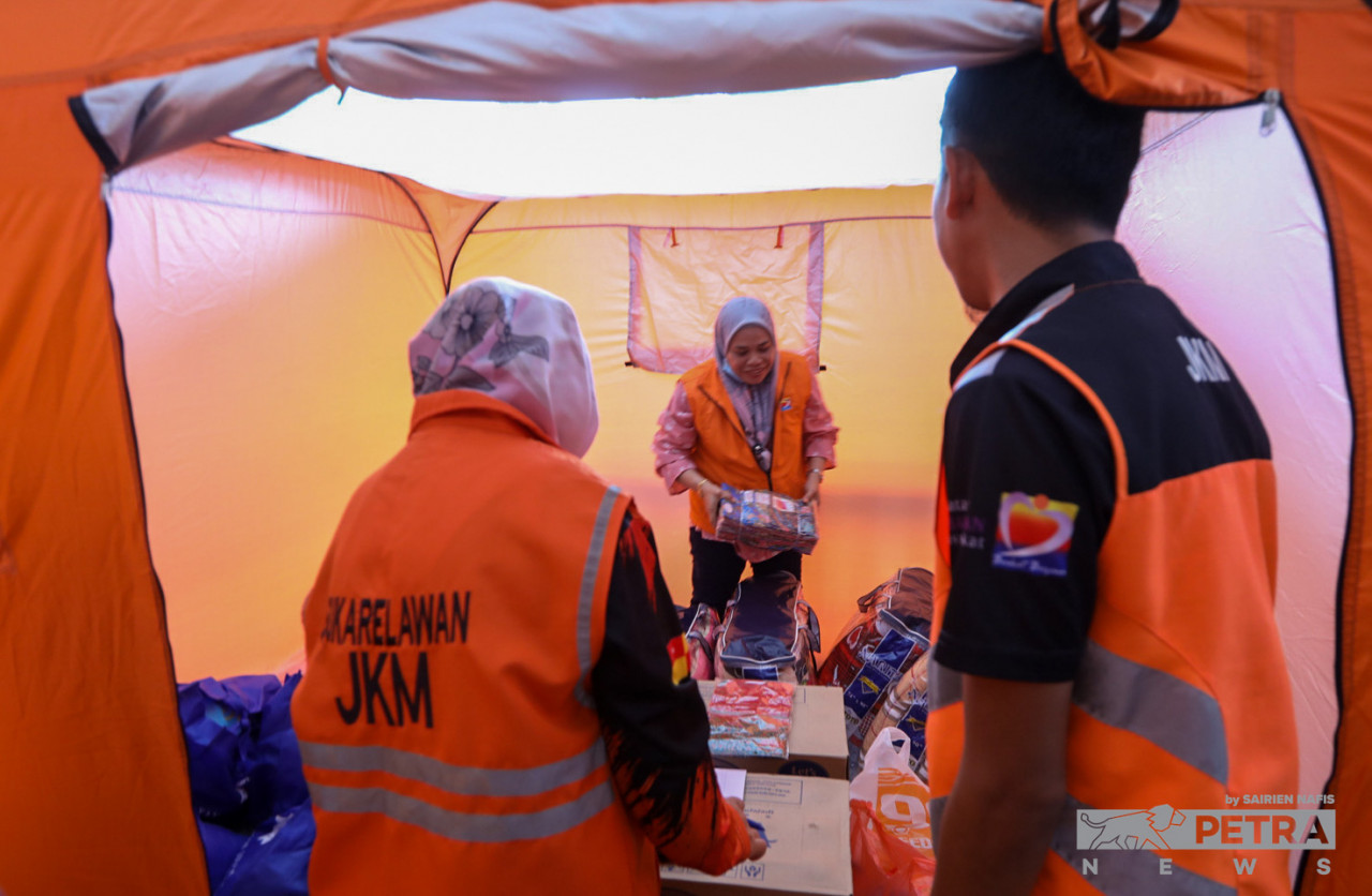 Situasi di Pusat Pemindahan Sementara mangsa banjir Masjid Al-Falah, Kampung Budiman, Klang - Gambar oleh Sairien Nafis