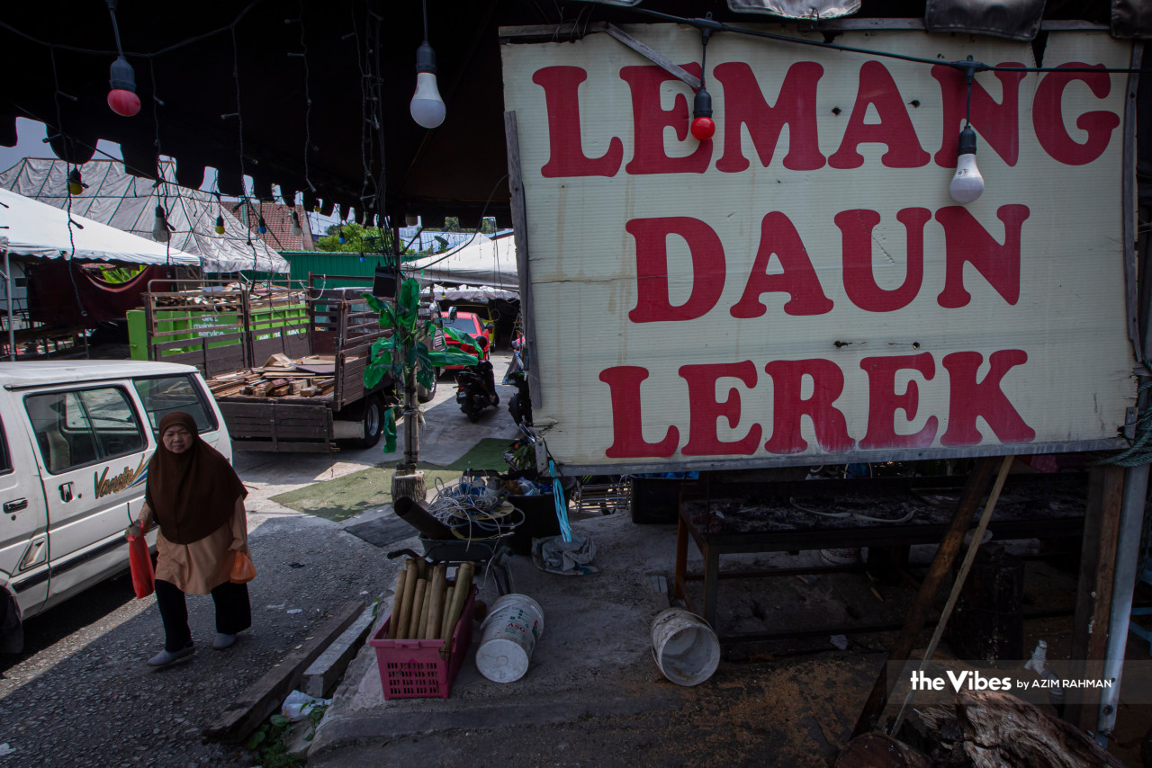 Pengunjung di gerai Lemang Daun Lerek Greenwood, Gombak