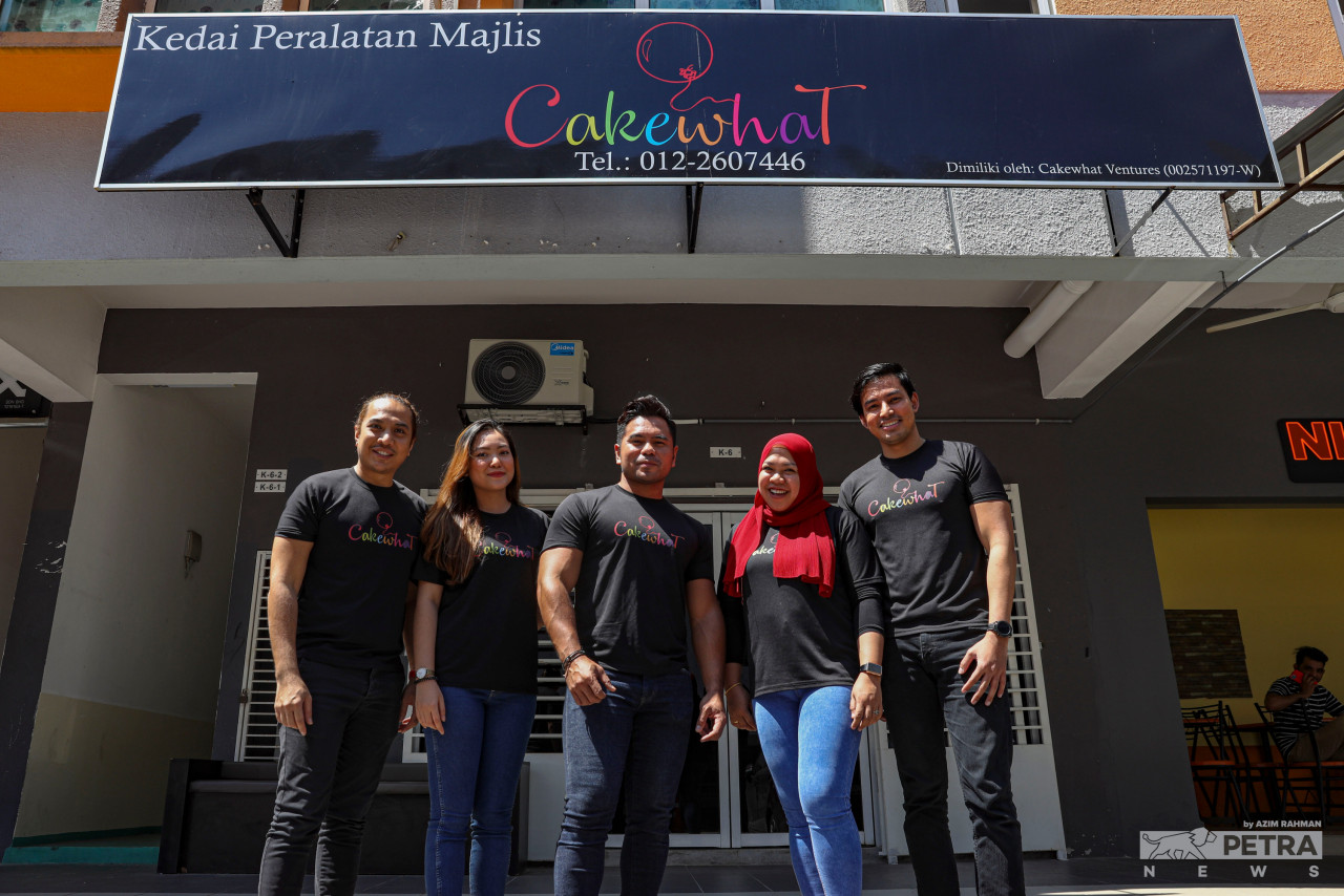 Syed Shahrizal bersama kru kabin yang membantu perniagaannya. - Gambar oleh Azim Rahman