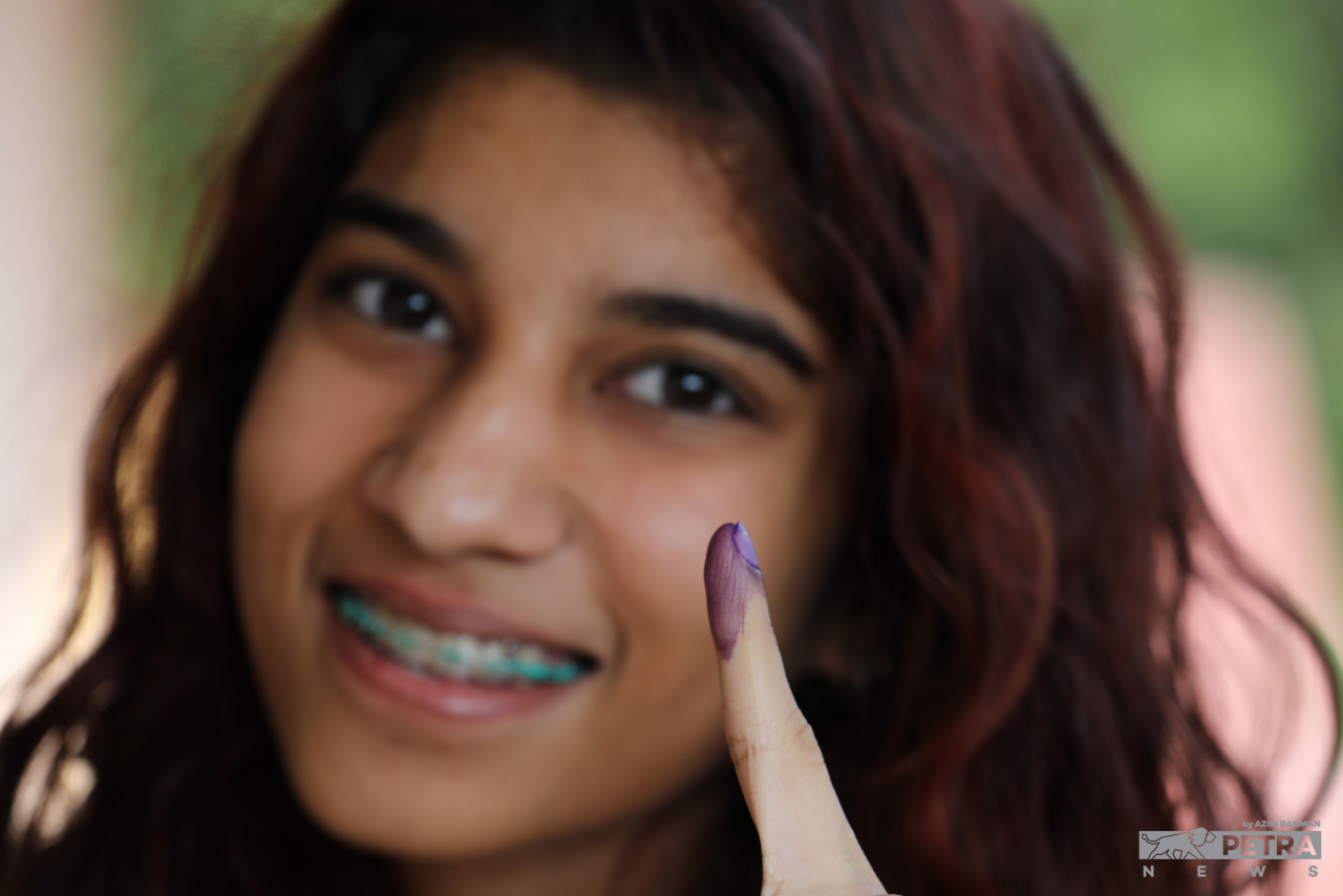 Sanjena Ananthan, 18, selepas selesai menunaikan tanggungjawab mengundi sempena PRN Johor di SK Taman Sutera, Perling. 