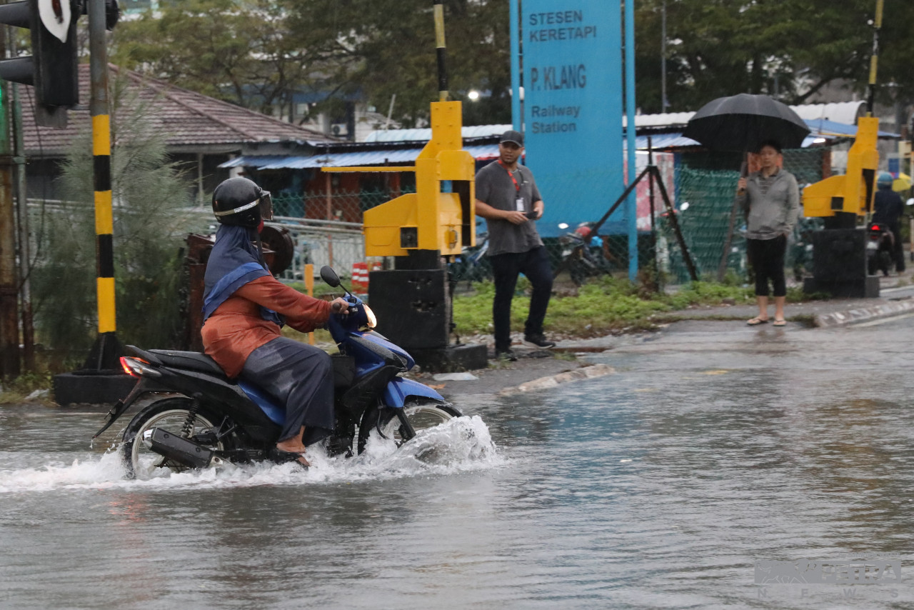 Keadaan di Stesen Keretapi Pelabuhan Klang yang dinaiki air. - Gambar oleh Sairien Nafis