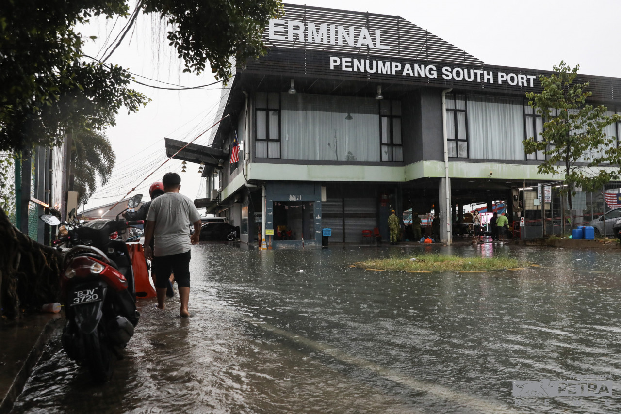 Fenomena air pasang di Terminal Penumpang South Port. - Gambar oleh Sairien Nafis
