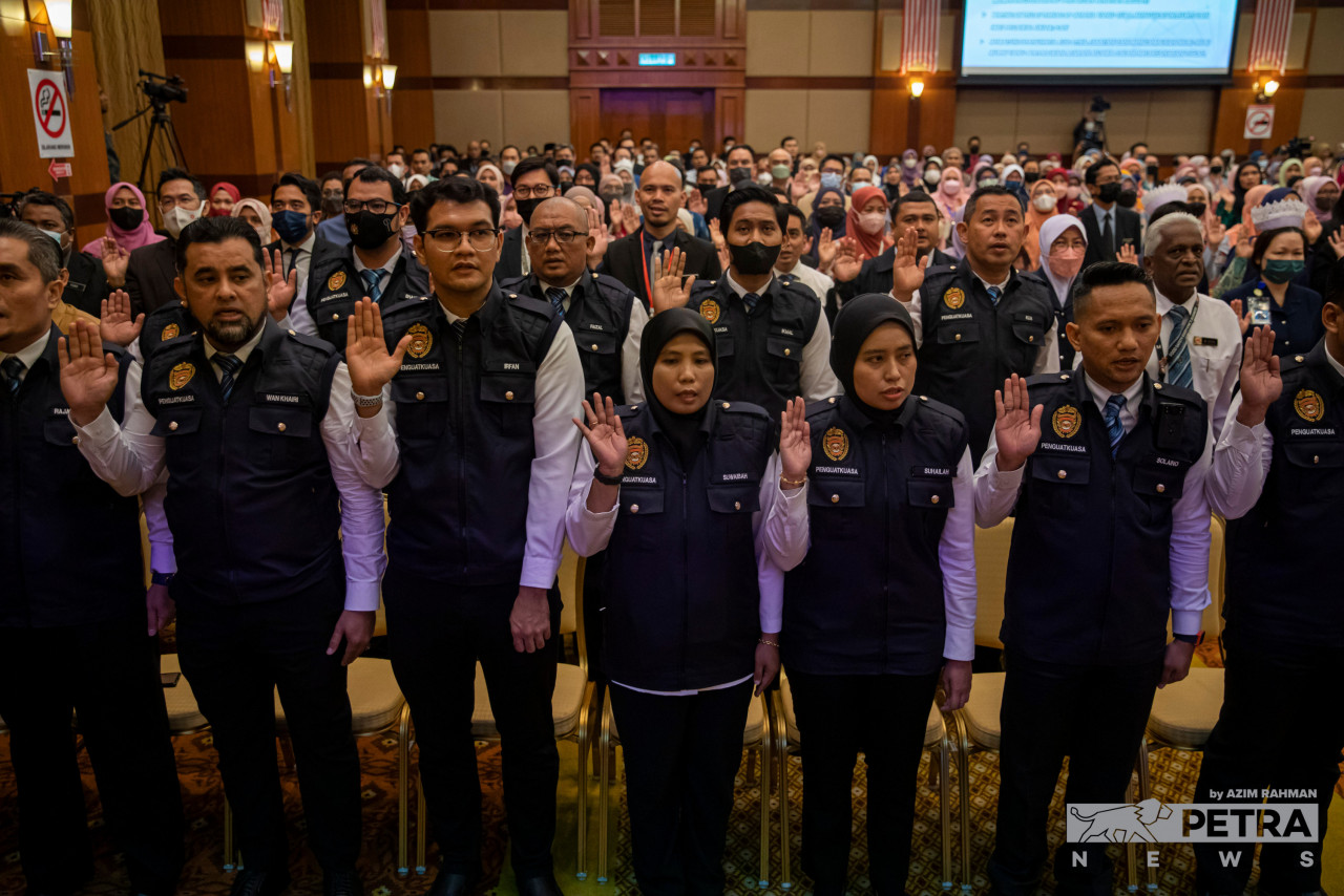 Petugas KKM membacakan ikrar pada Majlis Perhimpunan Bulanan kementerian berkenaan, hari ini.